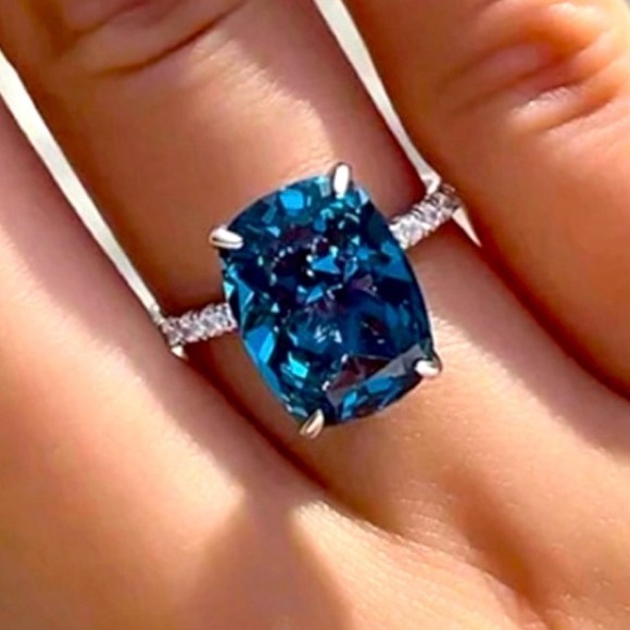 Jewelry - 💎 Silver Fashion Ring with Faux Blue Diamond